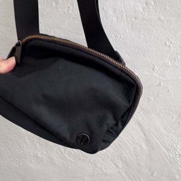 Lululemon everywhere belt bag in black - Picture 8 of 8